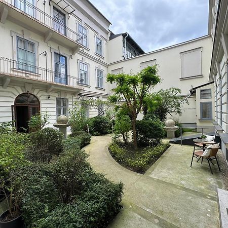 Hidden Gem With Terrace On The Andrassy Fashion Road Apartamento Budapeste Exterior foto